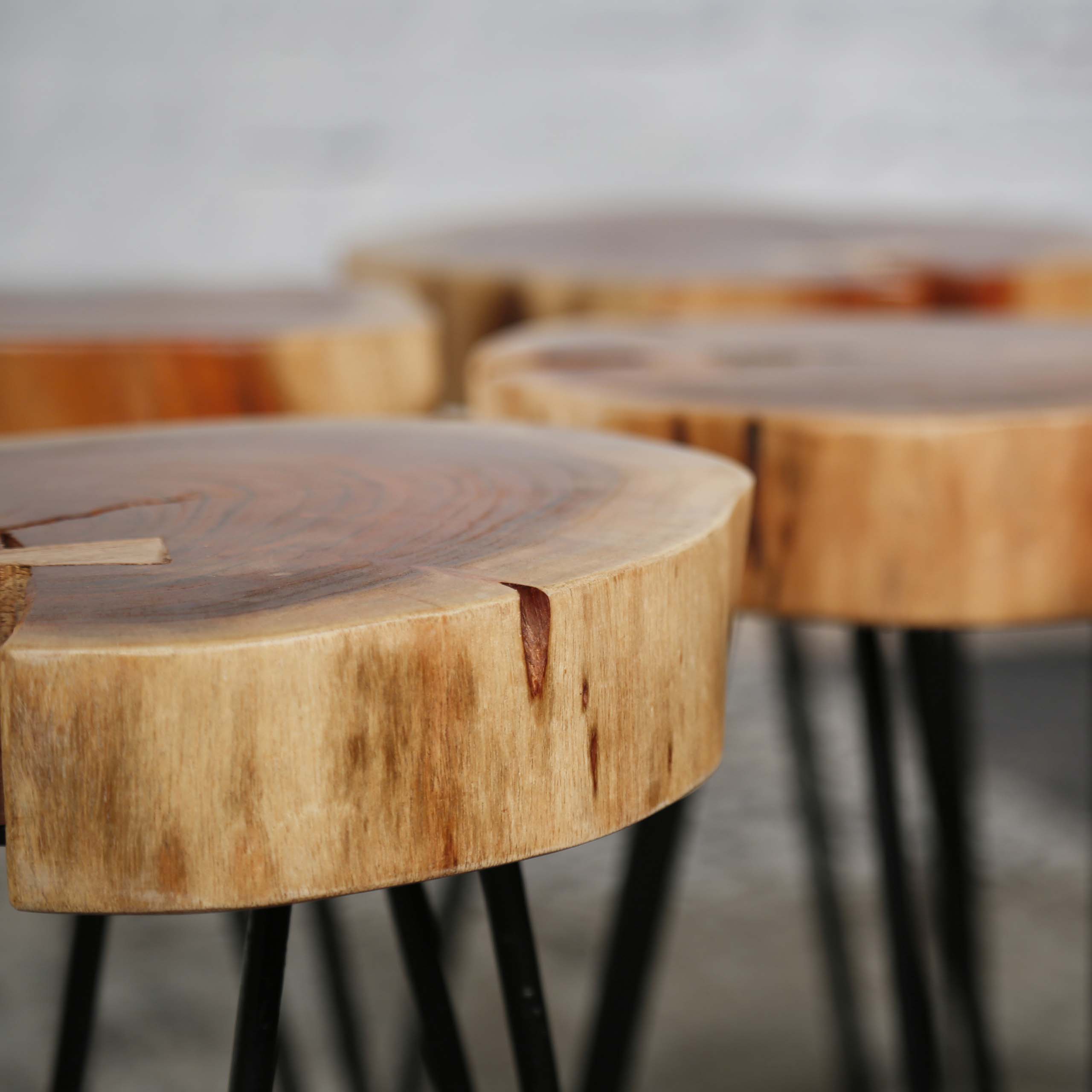 Side table trunk in 6cm thick solid acacia with steel frame. VPE2 / Solid acacia natural