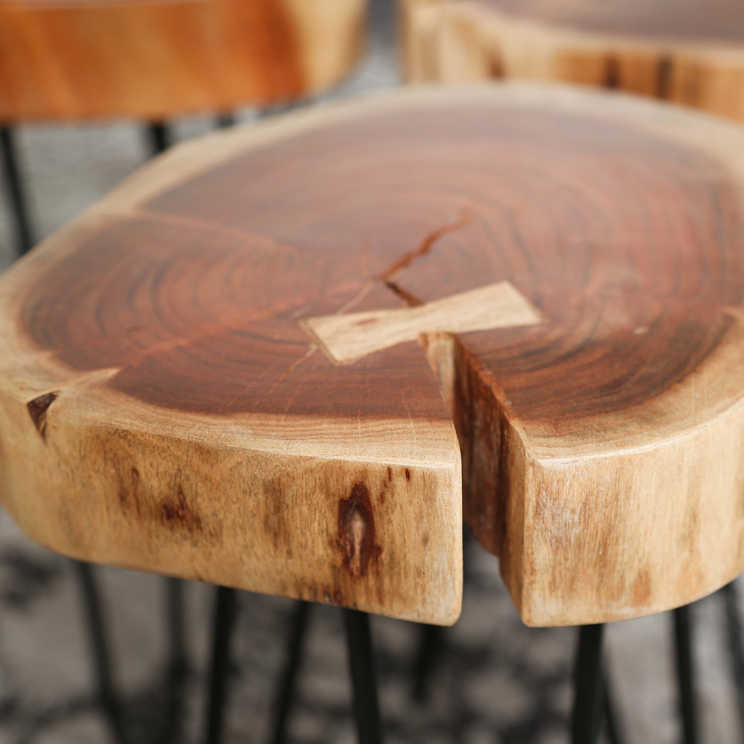 Side table trunk in 6cm thick solid acacia with steel frame. VPE2 / Solid acacia natural
