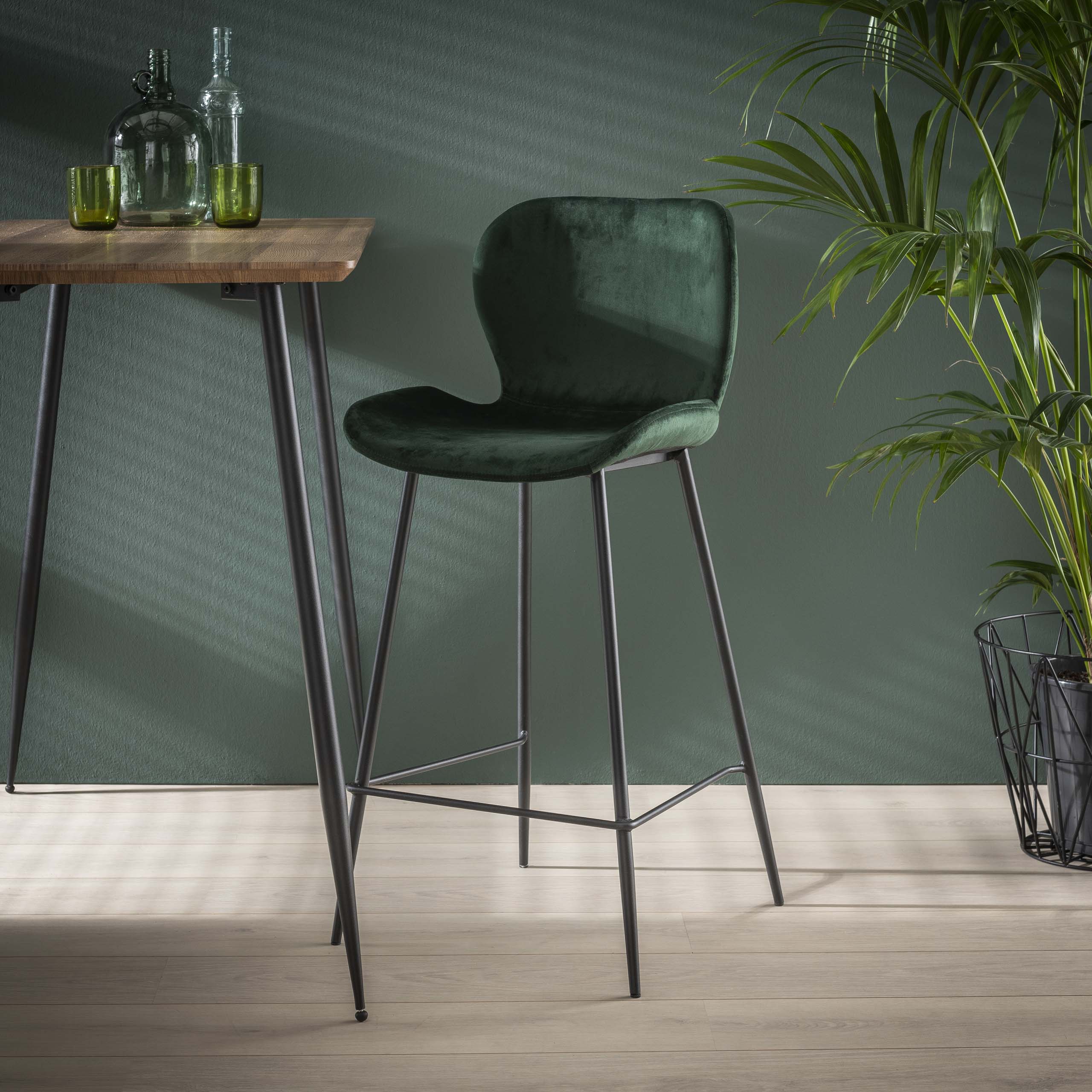 Bar stool round tube. VPE4 / Green velvet