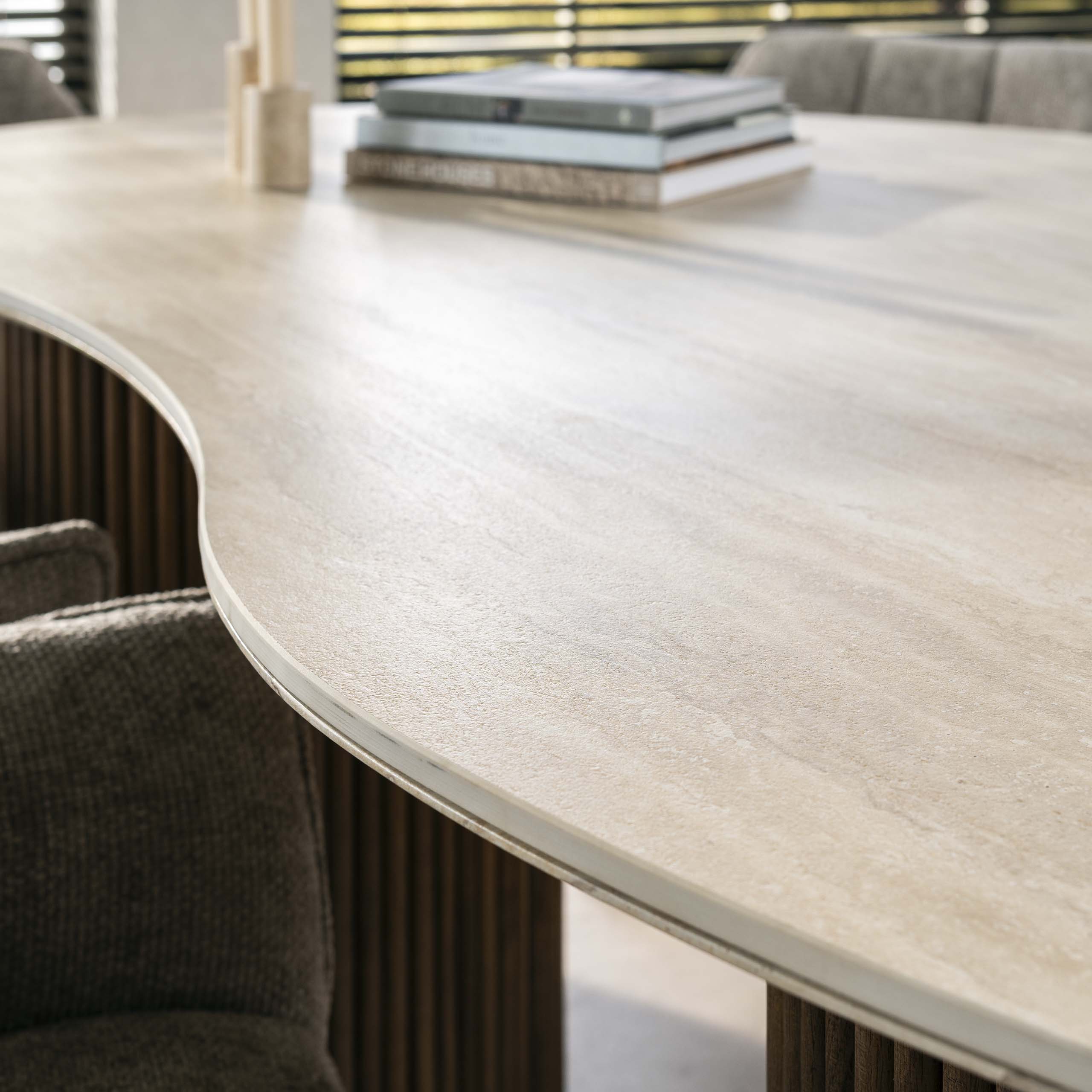 Tavolo da pranzo Romano a forma di rene 215 cm - Travertino in ceramica 3D