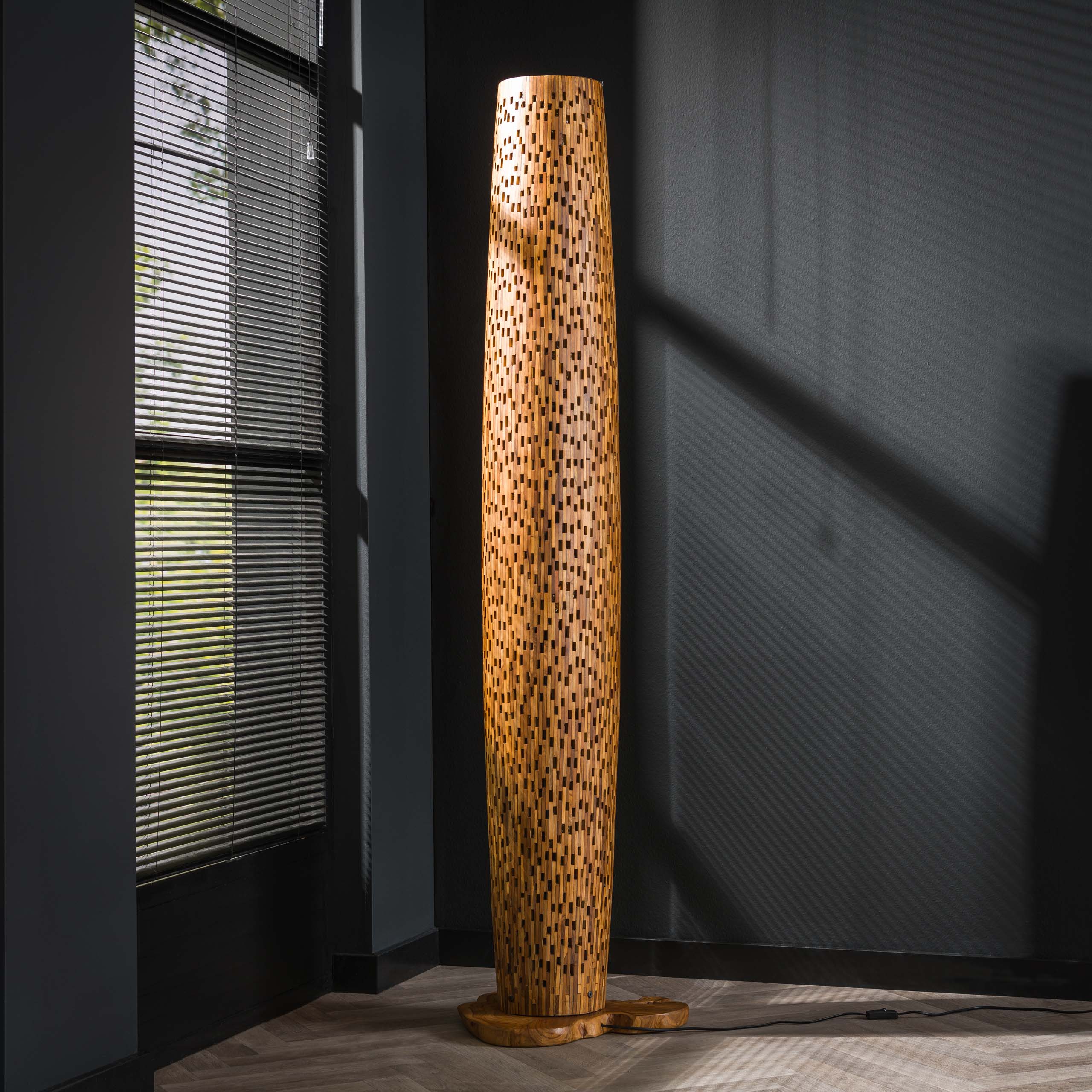 Lampada da terra Barre a L / Legno massello di teak riciclato