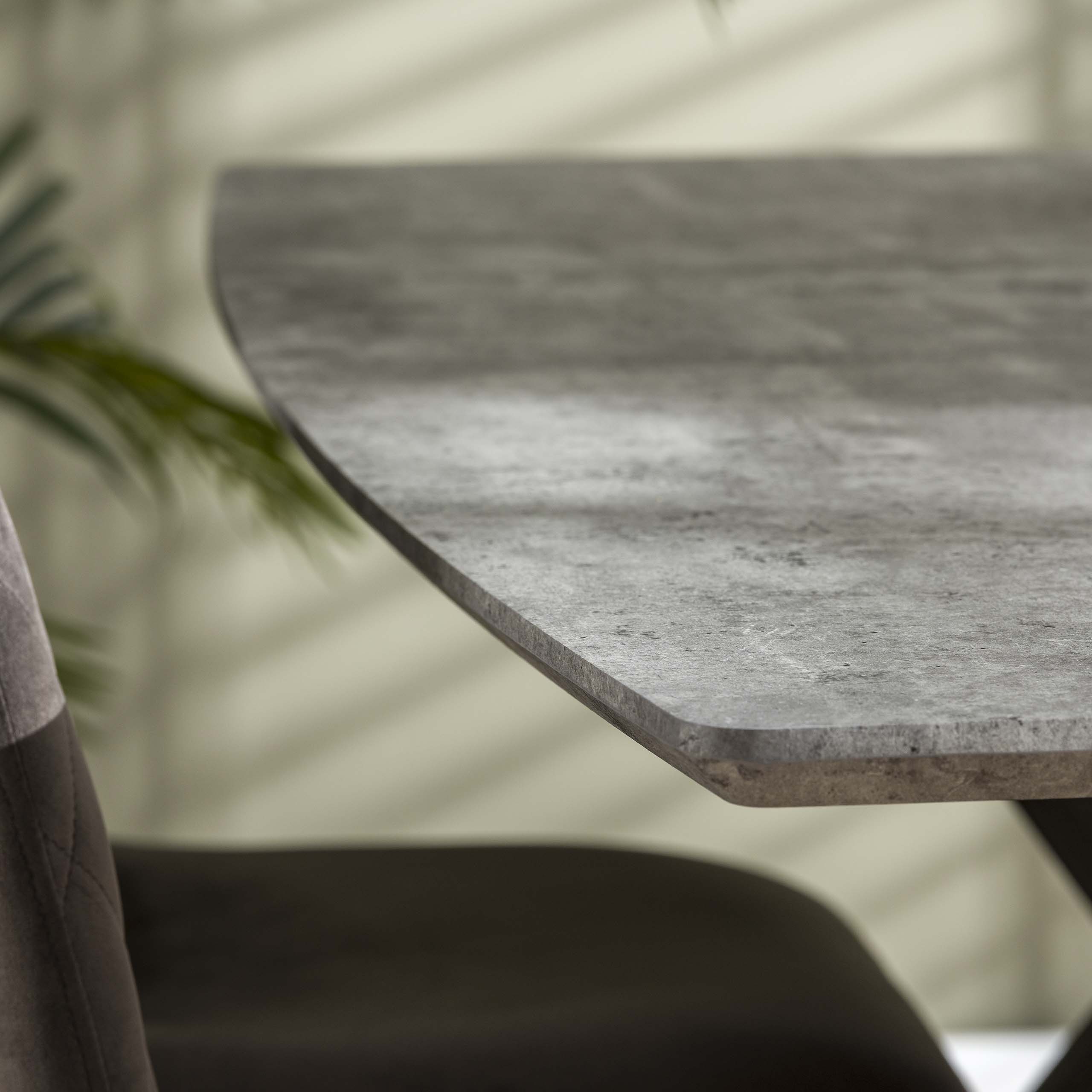 Tavolo da pranzo 160 piano ovale, struttura verniciata a polvere nera / aspetto cemento 3D grigio