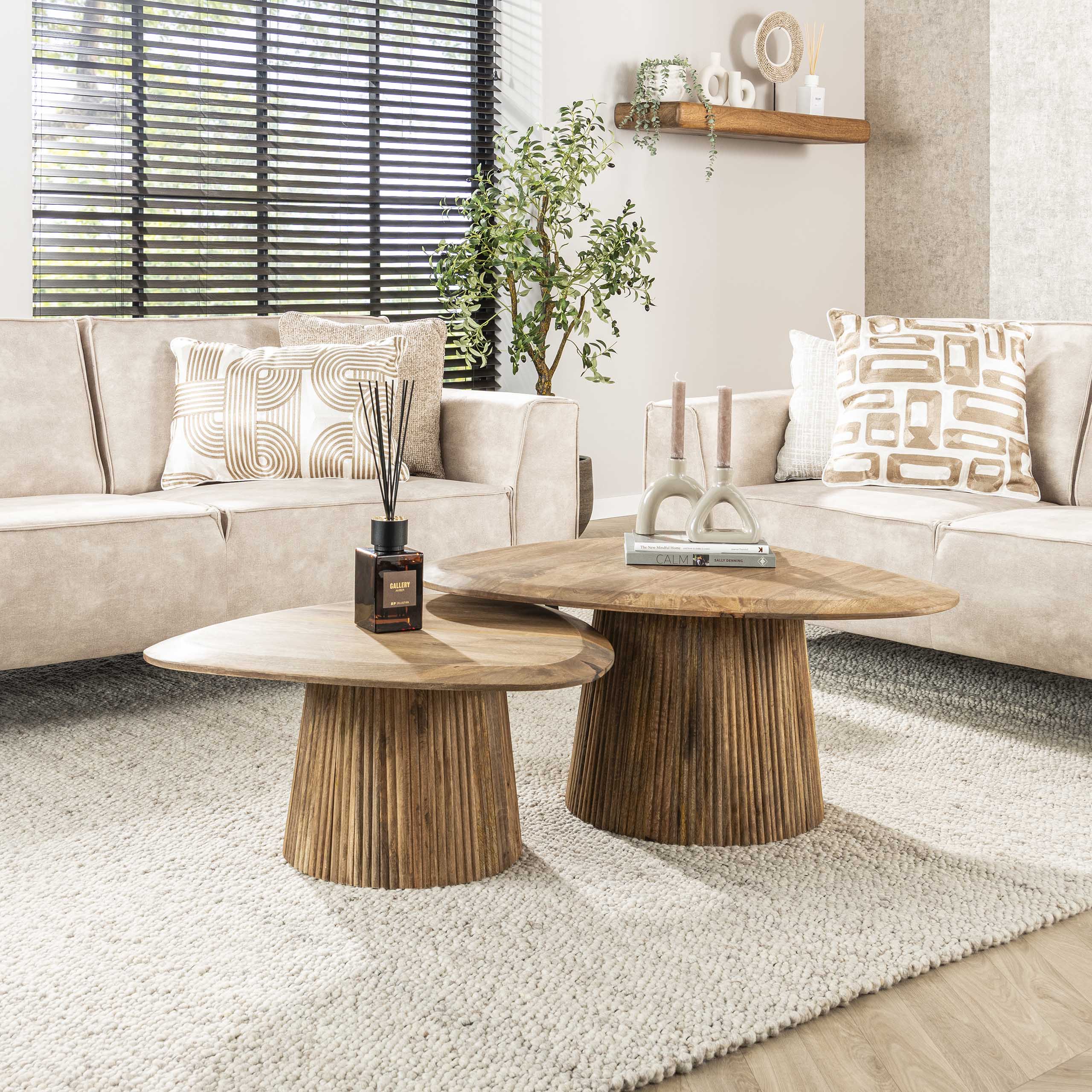 Tavolino triangolare Wave - set di 2 - Mango massiccio