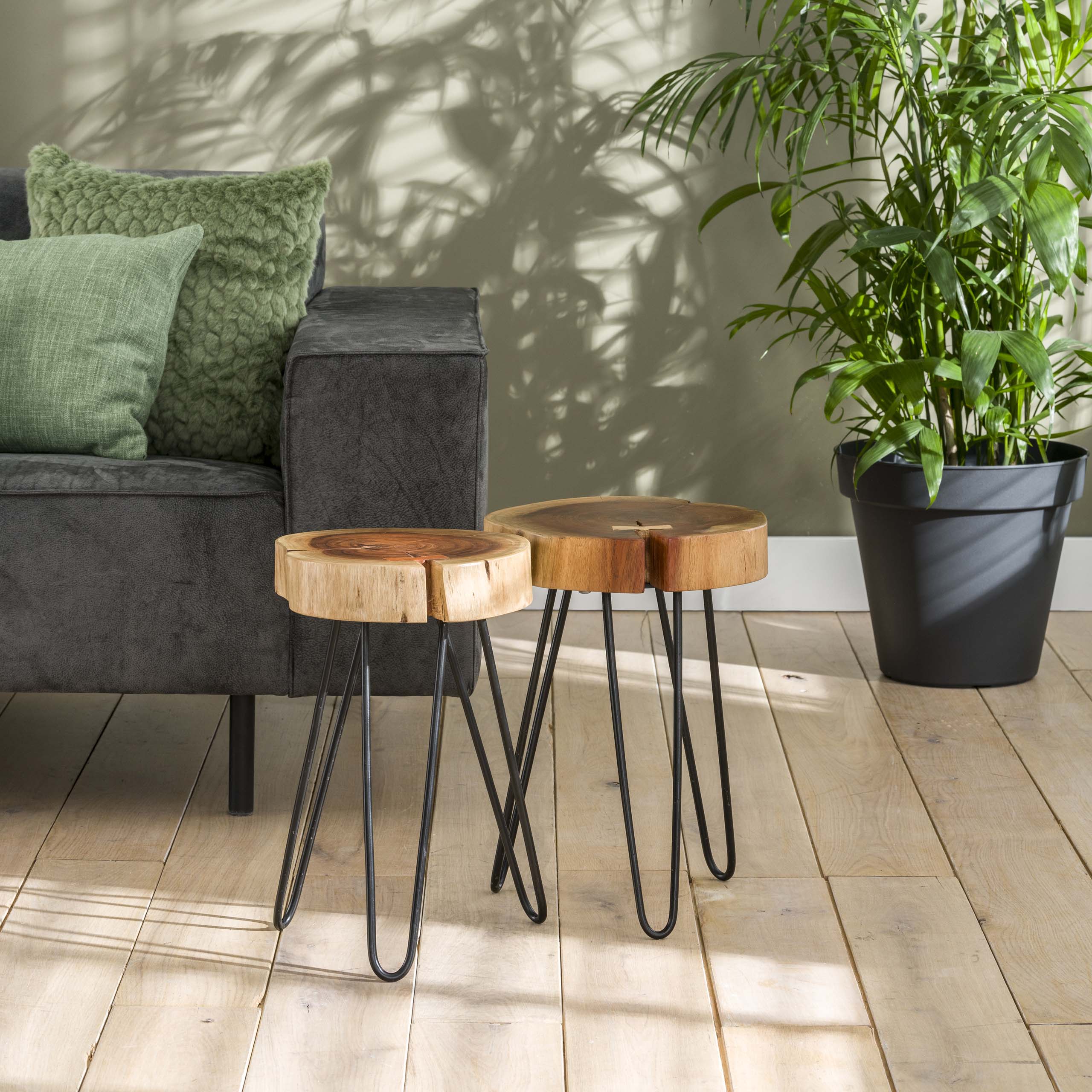 Side table trunk in 6cm thick solid acacia with steel frame. VPE2 / Solid acacia natural