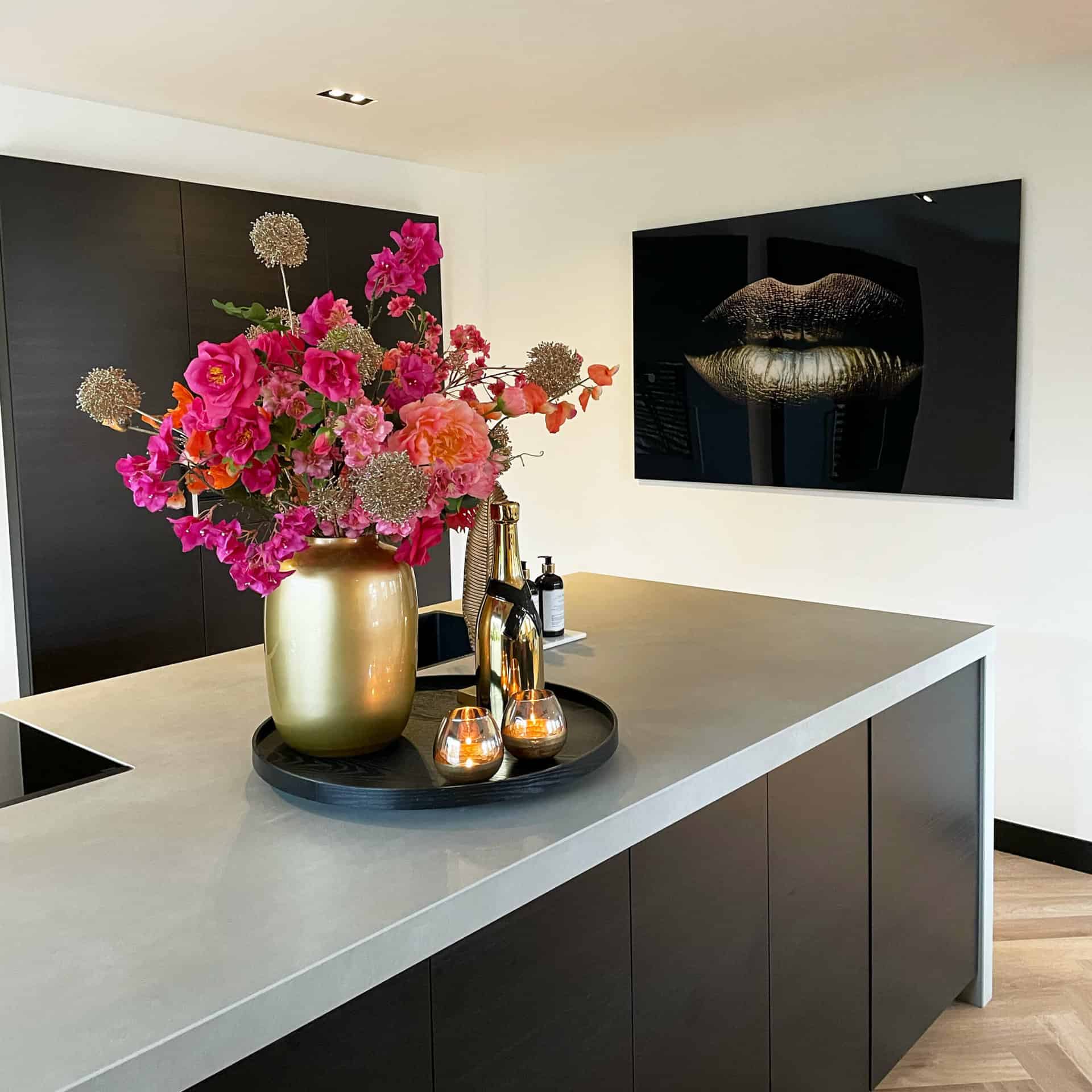 Golden Lips – Glass