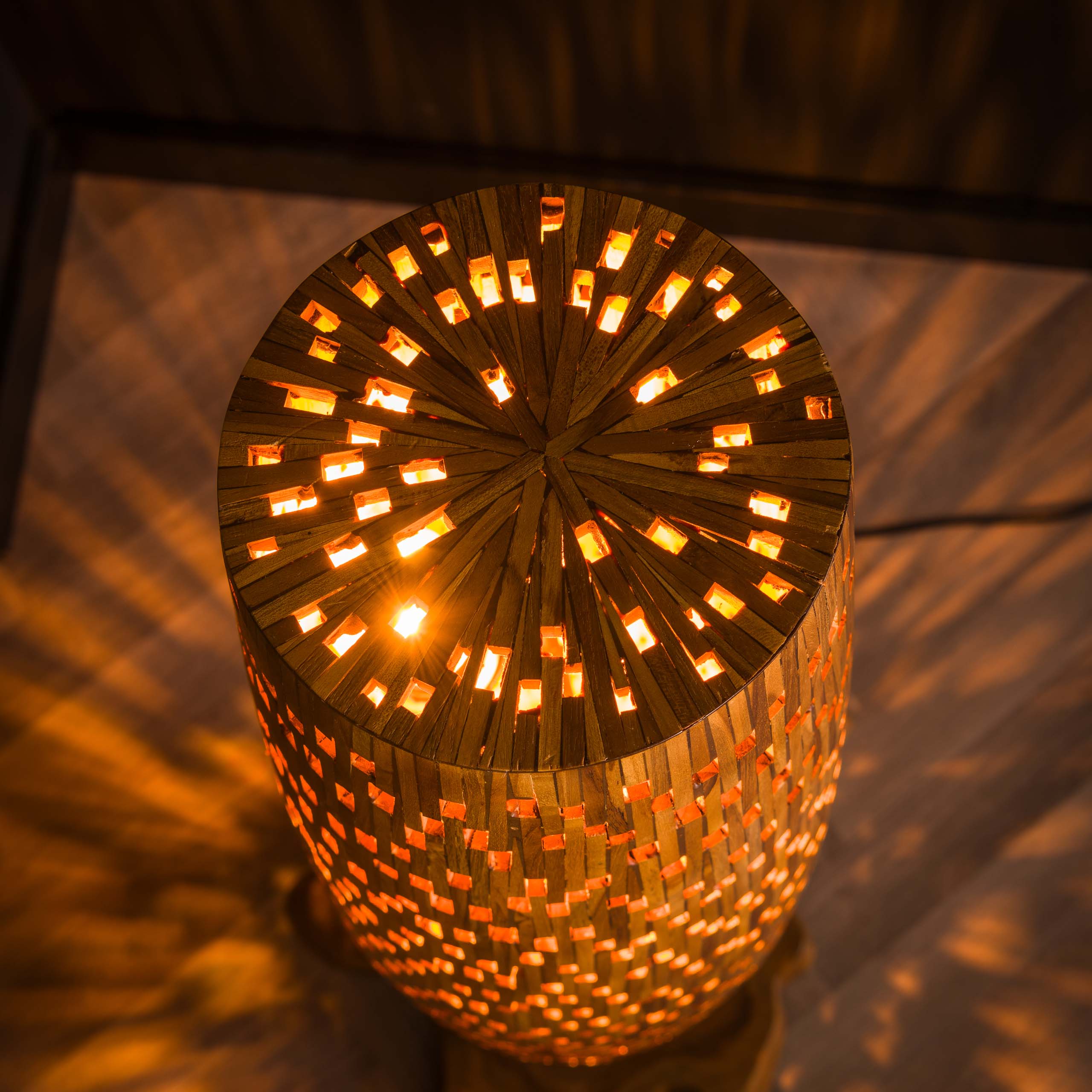 Lampada da terra Barre a L / Legno massello di teak riciclato